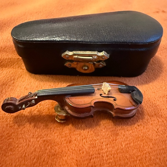 Vintage Miniature Violin Pin - Picture 2 of 6